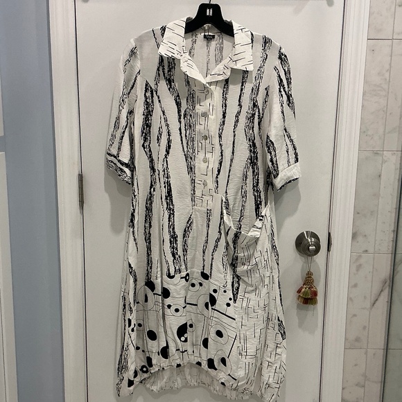 Shana Dresses & Skirts - Shana White Black Abstract Relaxed Shirt Dress Artsy Lagenlook Bubble Hem XS